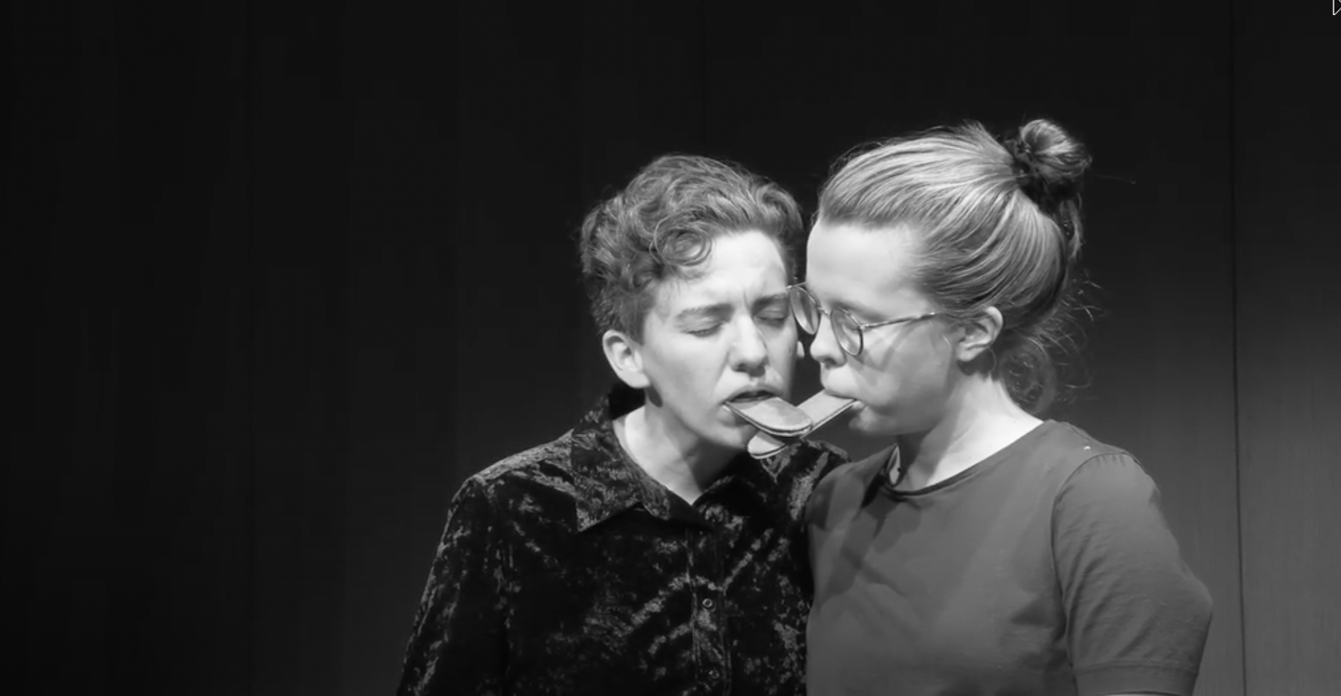 Två kvinnor med en muninstrument